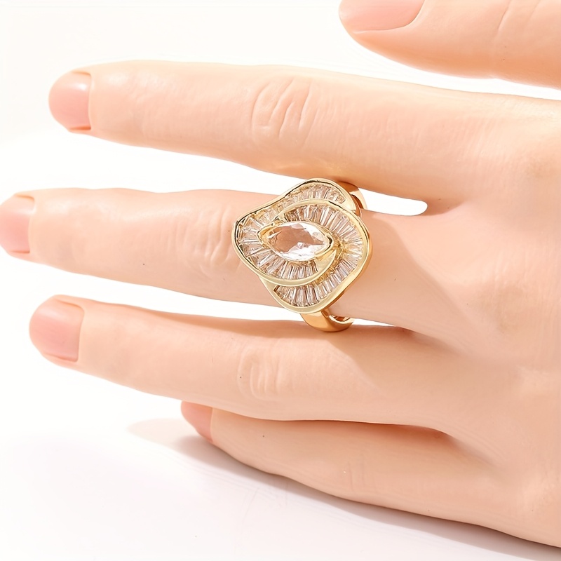 Women's Elegant Ring with Synthetic Zirconia and Golden Copper Band